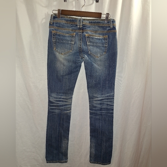 Almost famous distressed size 3 jeans - Picture 3 of 4